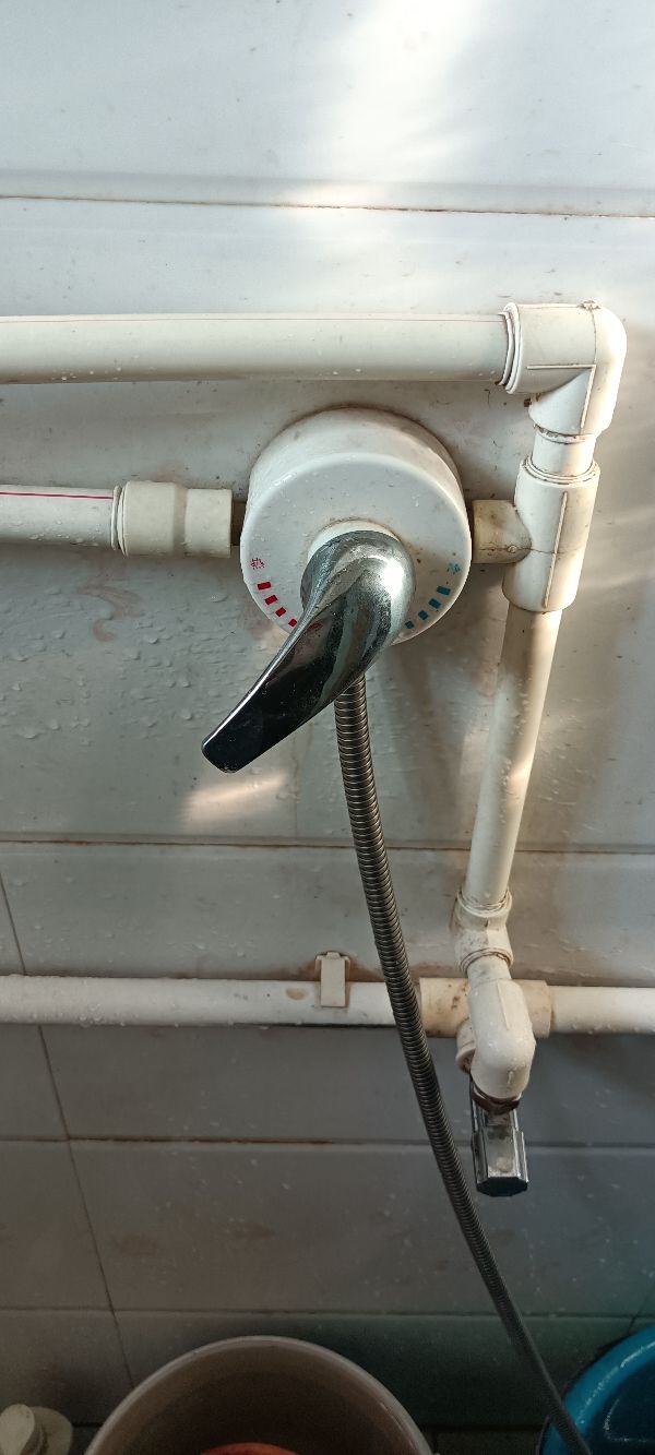 清洗储水式电热水器视频,家用电热水器可边冲洗边开着用