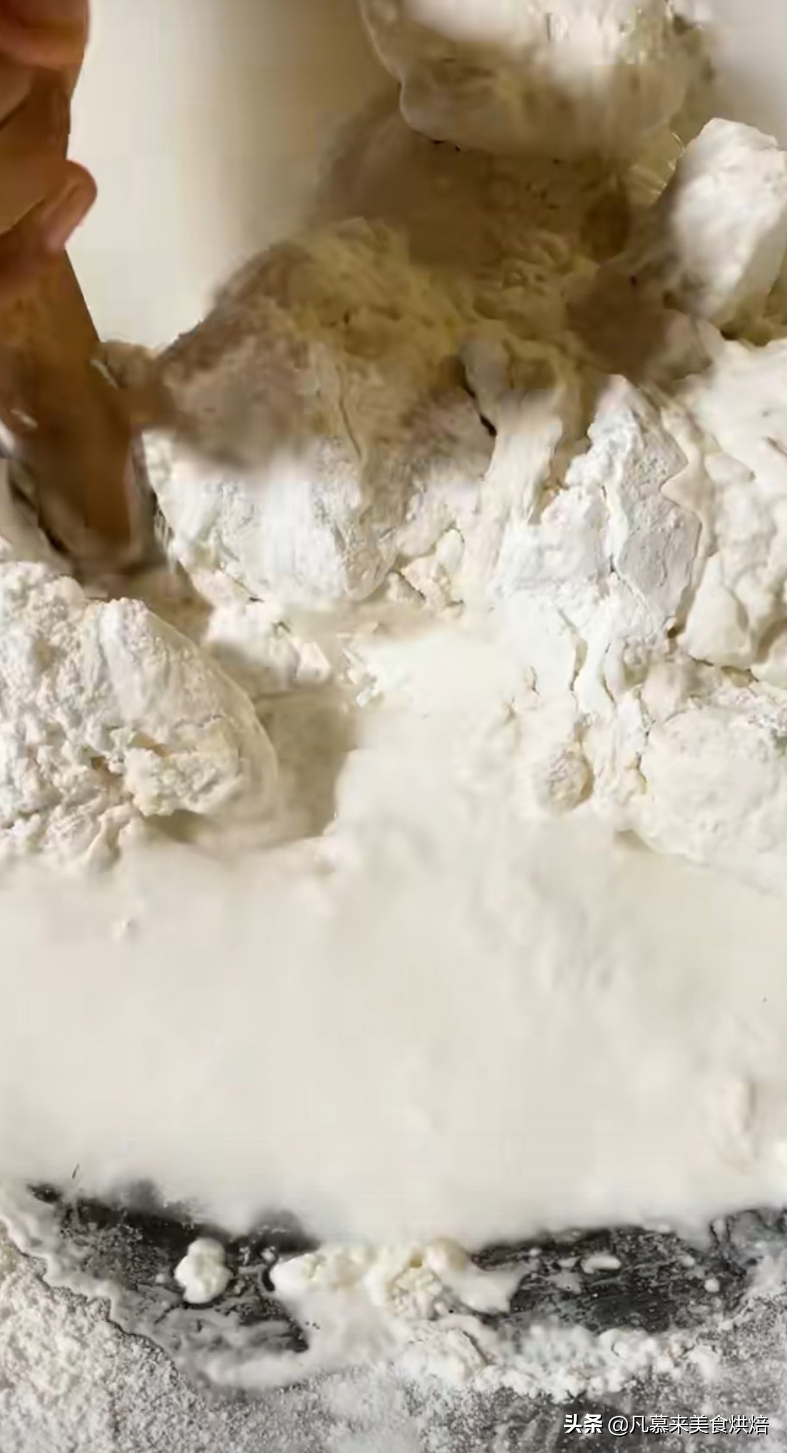 砍回养活了全球6亿人的木薯，做成一道快失传的美食“木薯粉虫”