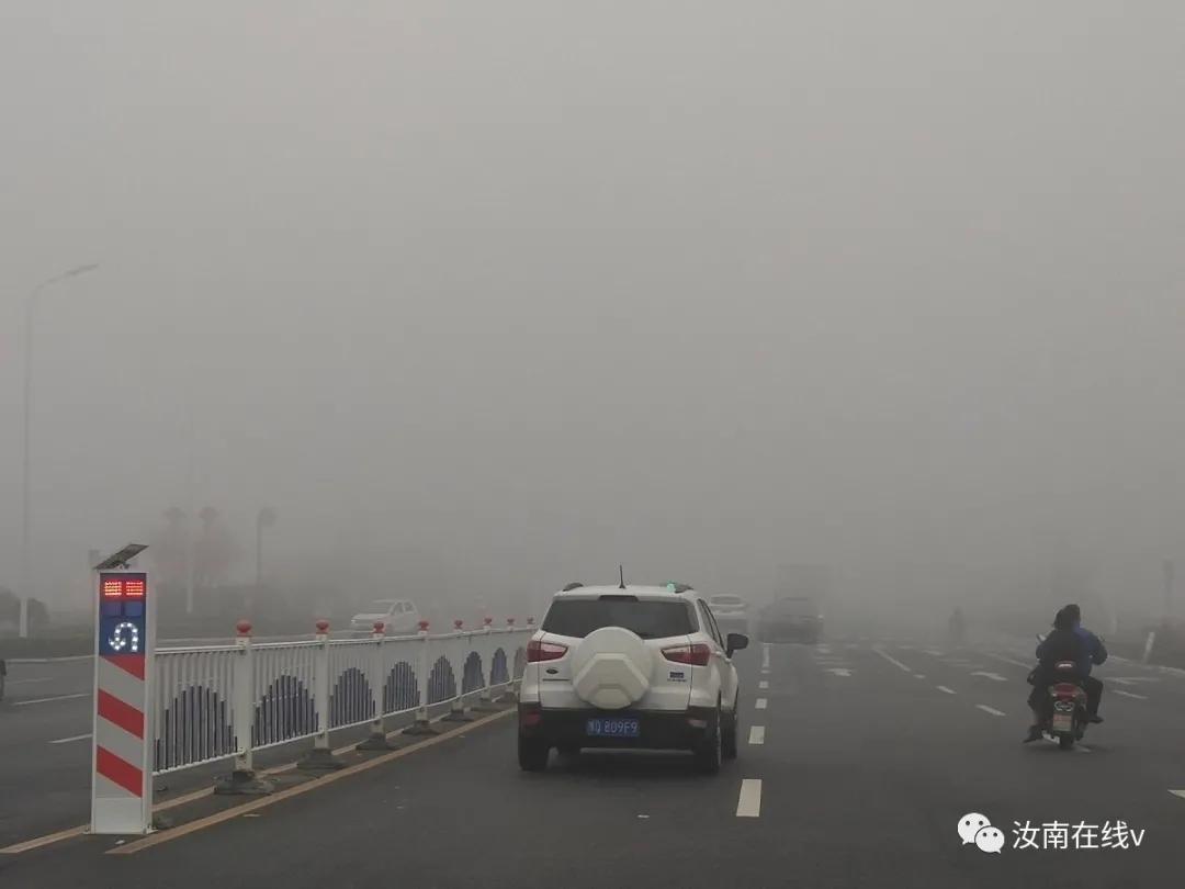汝南县发布大雾橙色预警,大雾突然来袭视频