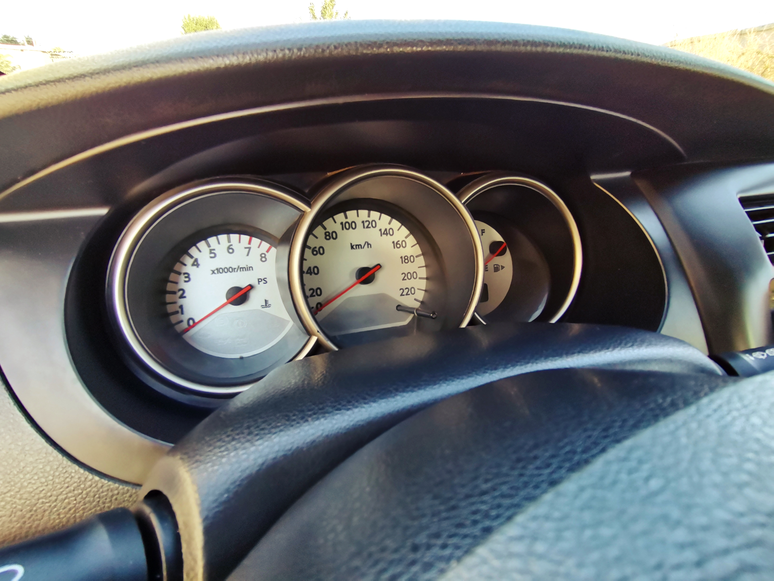 日产小面包车,实用家庭代步车日产骊威