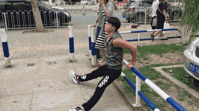 如果肌肉男出来摆地摊,要卖些什么?卖榴莲的“周杰伦”是亮点