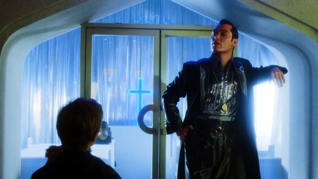 凡尔赛学经典反例,这部电影讲述了虚假繁荣的极端