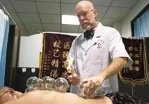 欧洲煮大锅中药，意大利放爆竹除疫…中医海外受宠