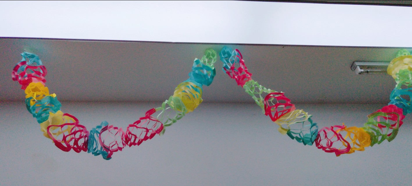 手工拉花装饰幼儿园教室,新年环创手工拉花