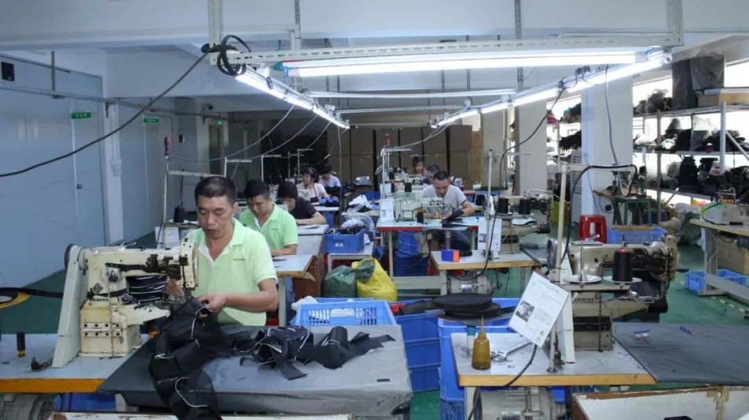 富士康小伙转行生产太阳能背包，年销百万个受非洲贫民窟儿童热捧