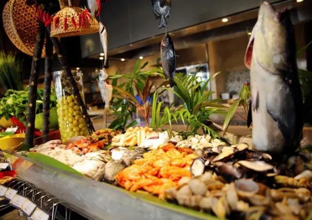 三亚凤凰岛夏天玩不够，住地标酒店，吹海风赏海景，学生*党**都夸好