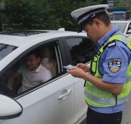 开车忘带驾照交警怎么处理,开车忘记带驾驶证怎么处罚