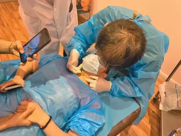 男记者*底卧**微整形速成班：学员互相注射抽血学习一周速成，“哪个（药）便宜用哪个”