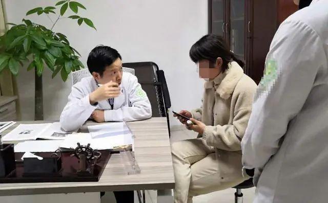 25岁女学生感冒不好，检查结果出来，5个男孩慌忙赶到医院