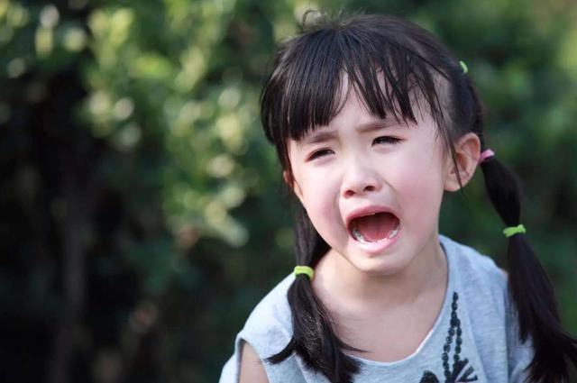 女儿姓“房”,老师却从未点过她的名字,老师:这名哪敢上课叫?