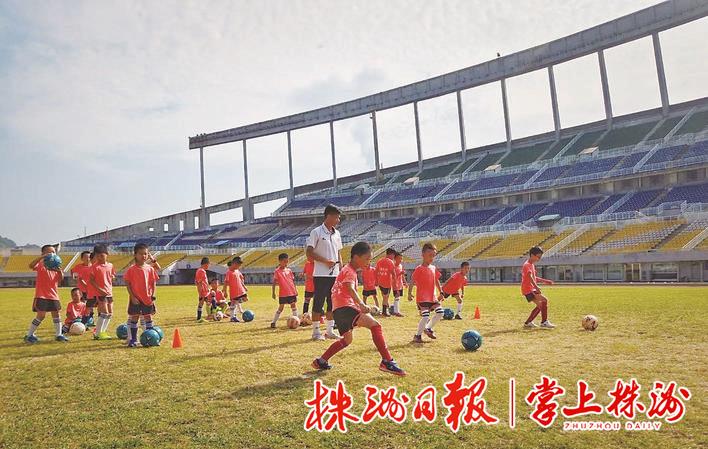 我校被评全国足球特色示范校,全国8个优秀校园足球特色学校