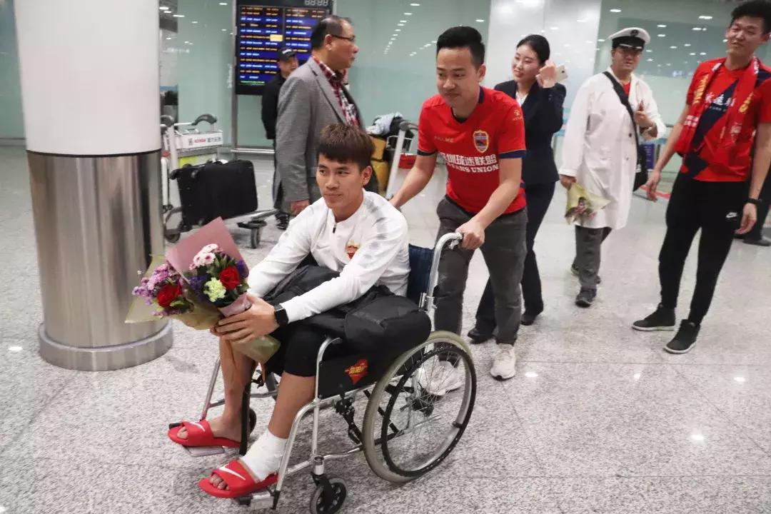 深足结束高原训练返深,深足第二现场球迷