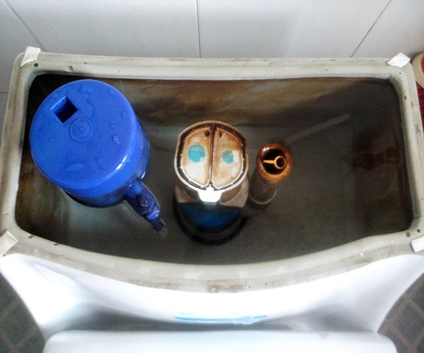 马桶一直补水马桶里漏水,冲马桶时马桶与地面漏水怎么办