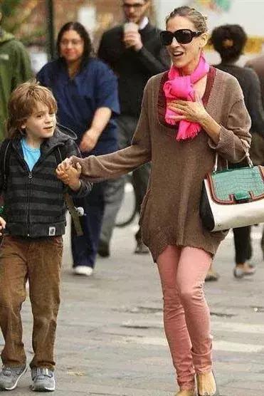 都是鹰钩鼻大美女，都爱过同一些男人，她俩的路怎么就不一样呢？