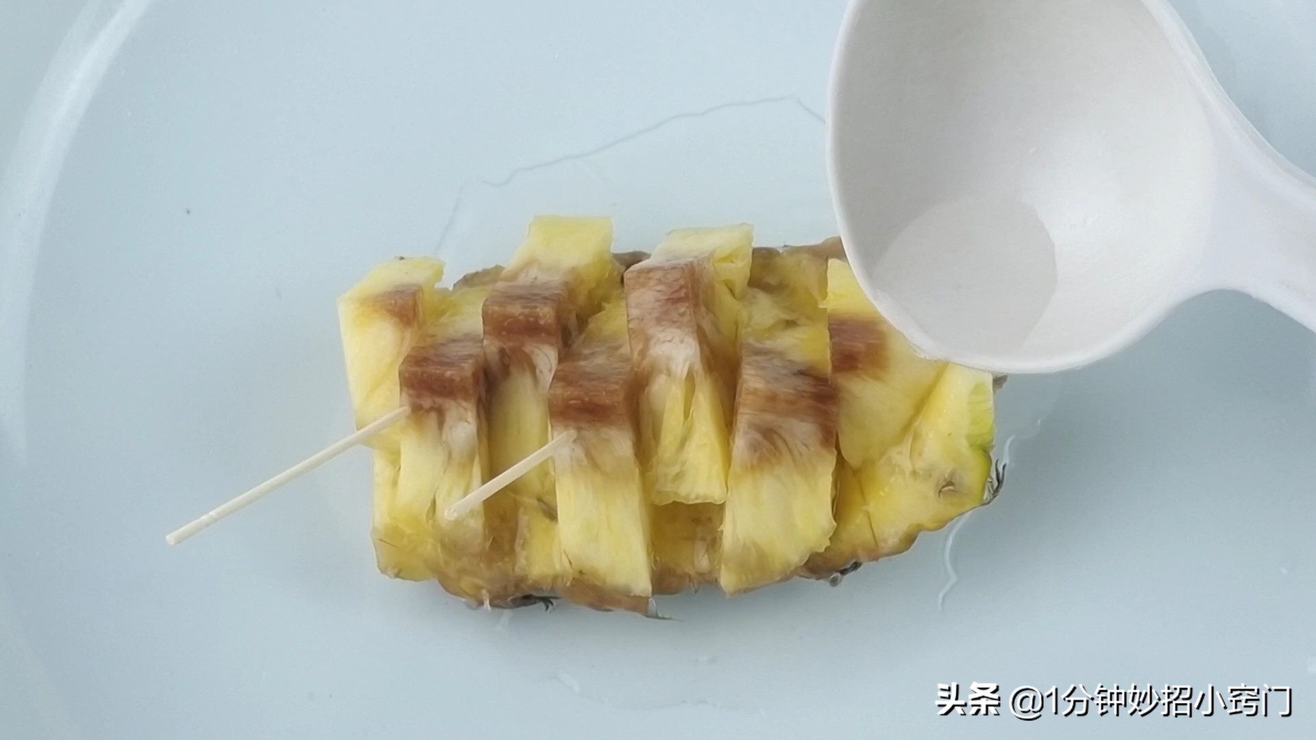 菠萝该怎么切不脏手,切菠萝不削皮的小窍门