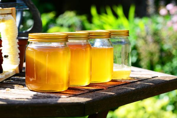 喝蜂蜜水是用开水还是温水冲泡,蜂蜜水用开水泡还是温水泡比较好