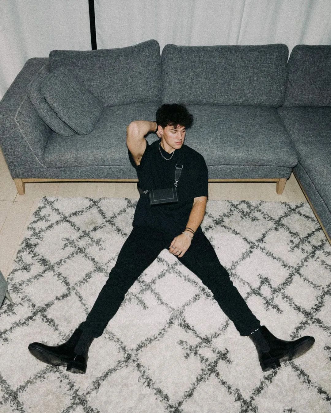 十九岁网红男孩NoahBeck首次登上高端时尚杂志封面