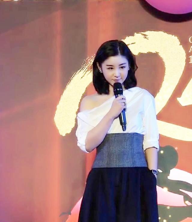 李小萌穿深v领亮片连衣裙亮相,李小萌穿着黑色裙子戴束腰