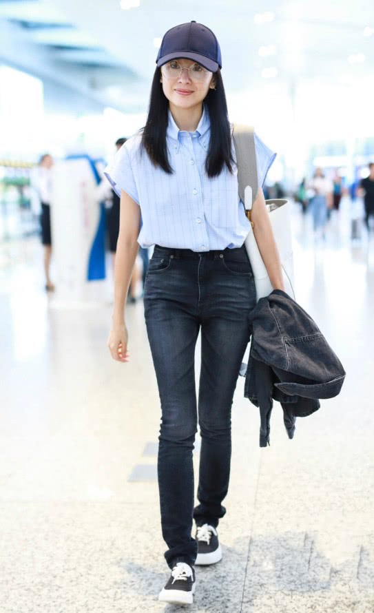 董洁简直了，衬衫非要加两个“灯罩”，竟将手臂衬得跟牙签一样细