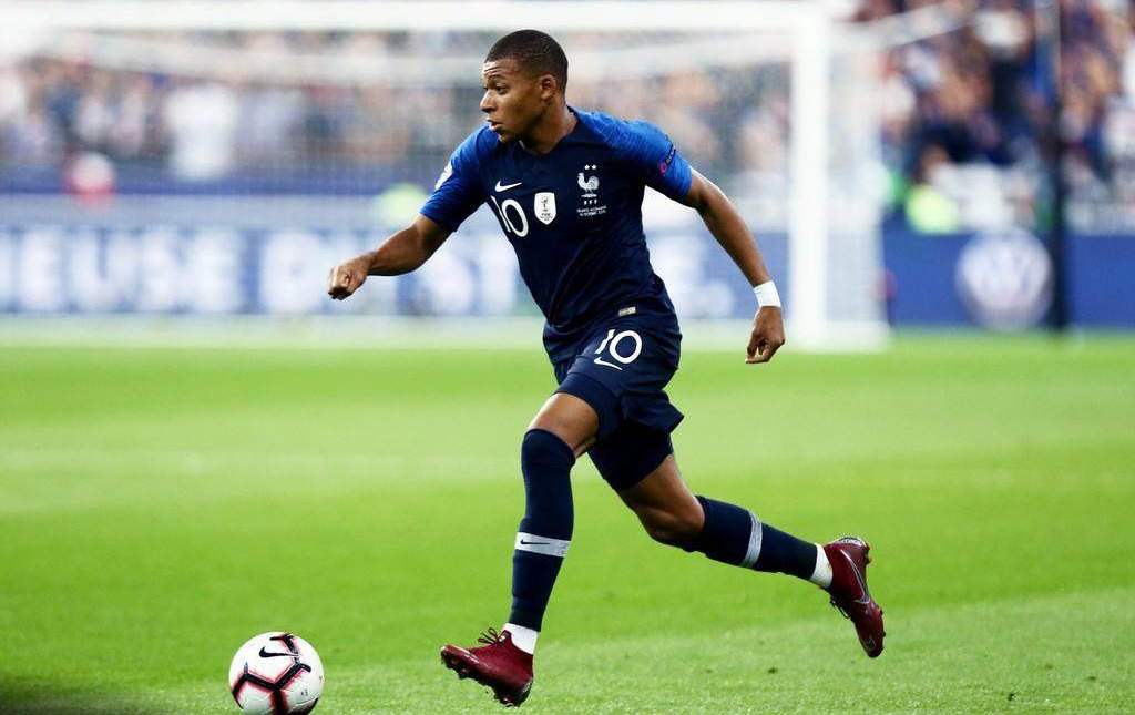 现役足坛速度最快的6位球星：姆巴佩屈居第三，榜首速度如风