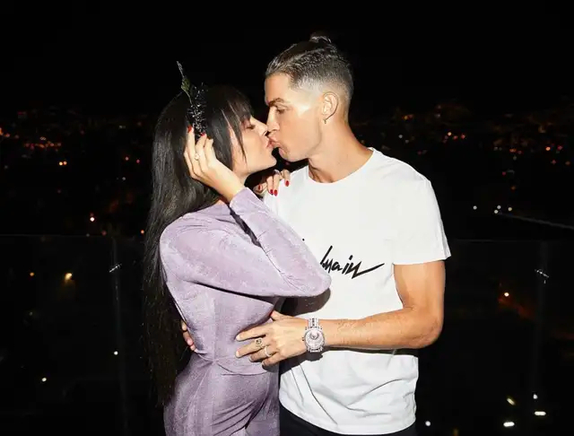 甜蜜不已！C罗深夜与女友街上拥吻庆祝，上一次也是街上拥吻