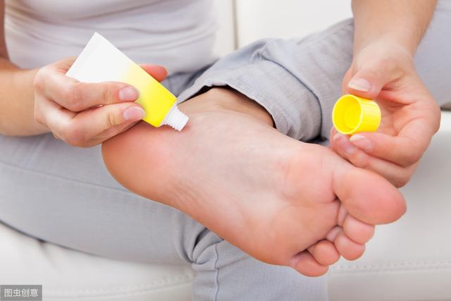 脚底老茧很厚走路疼怎么办,脚底穿高跟鞋磨出茧子怎么办