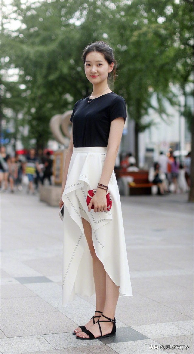 今年流行半身长短款裙,短半身裙搭配的上衣推荐