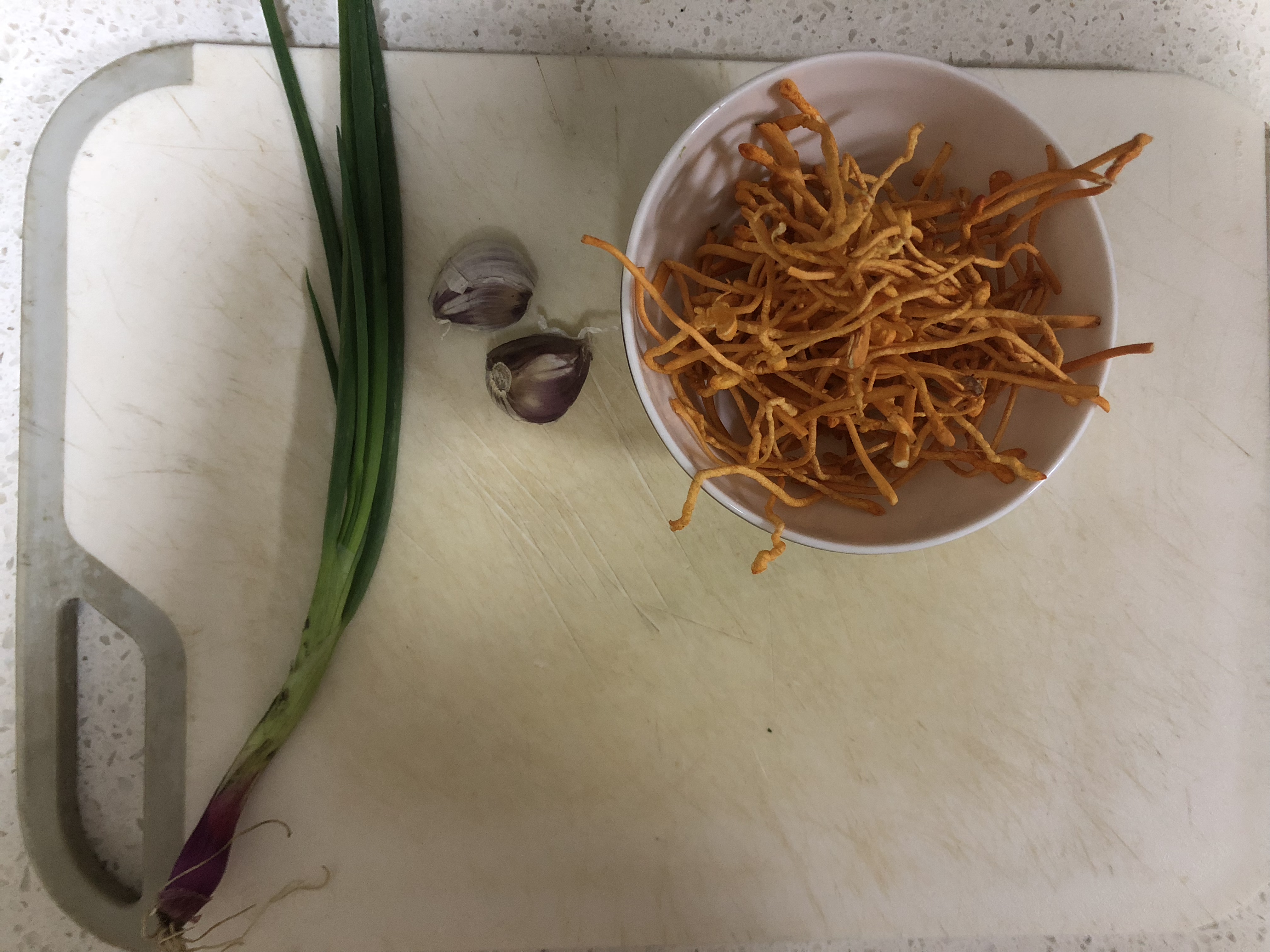 虫草花和鸡毛菜一起凉拌的功效,虫草花可以和海带一起凉拌吗