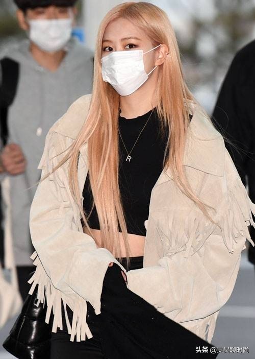 金发西装朴彩英,朴彩英金发白衣图