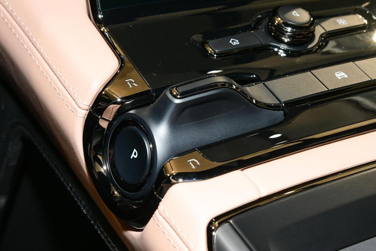 蔚来全新es8上市多少钱,60万买新款蔚来es8值得吗