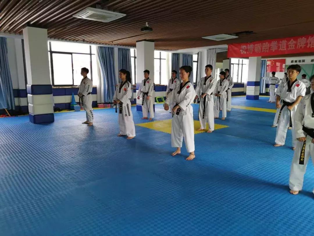 花式压腿训练,老师压腿训练