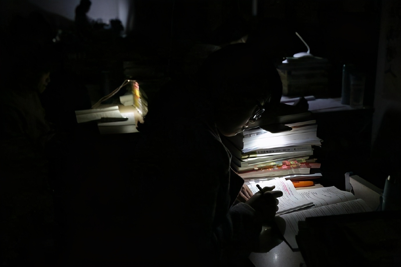 初中生拿手机的必要性,初中生整天拿手机