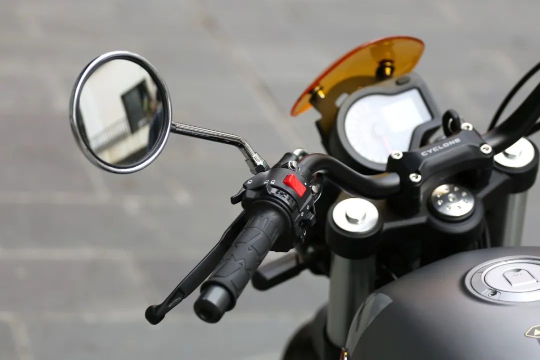 中量级双缸复古赛科龙re3试驾,宗申赛科龙re3双缸400复古摩托