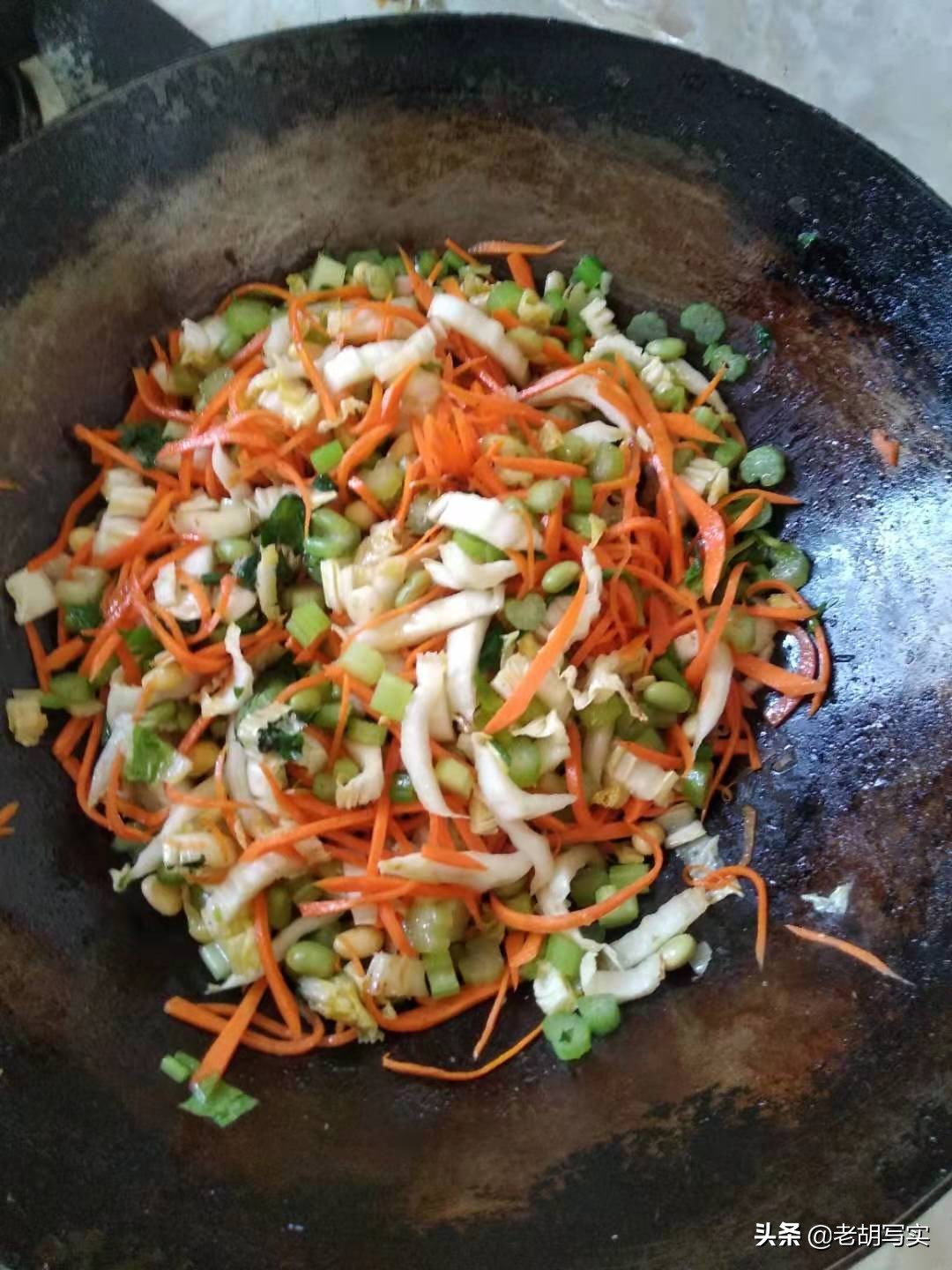 一碗酸甜辣的凉面,一碗热气腾腾的面条