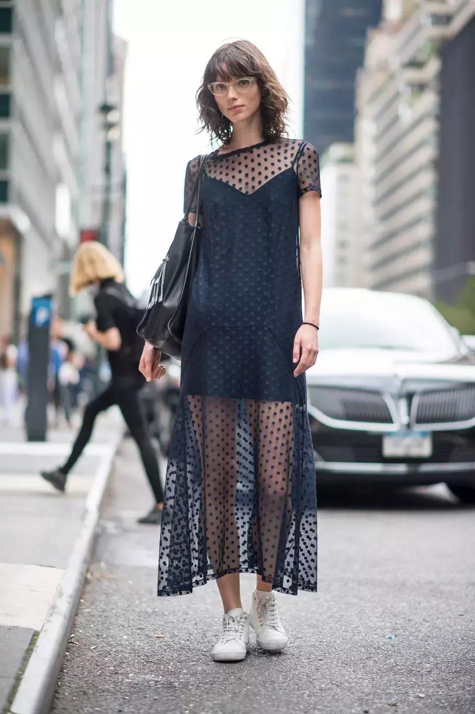 洋气上档次吊带裙秋冬内搭,今年最火的吊带裙内搭