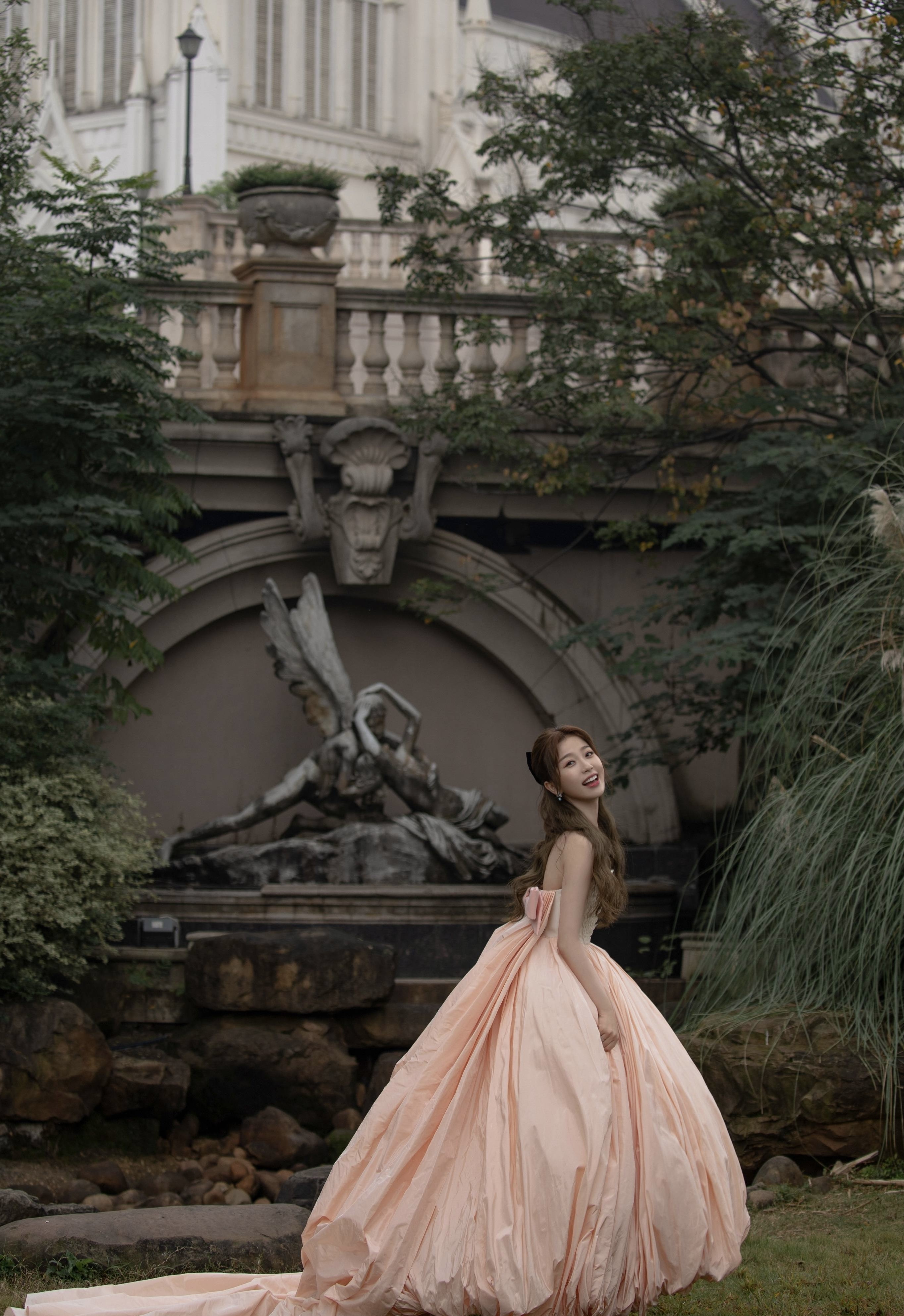 虞书欣穿粉色露脐装配百褶裙,虞书欣穿蓝色蝴蝶结抹胸裙去哪里