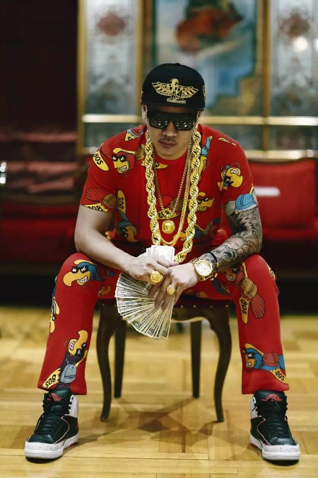 嘻哈风彩色着装,嘻哈色彩潮牌服饰