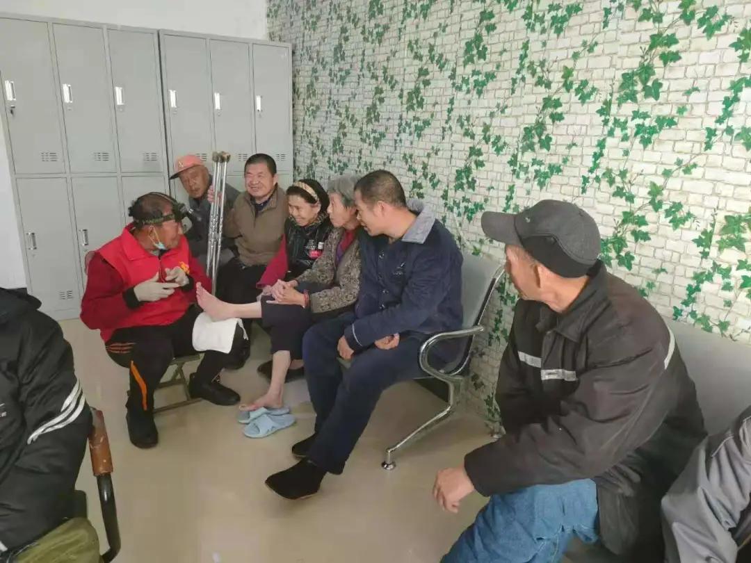 修脚服务送进敬老院,修脚师传播正能量