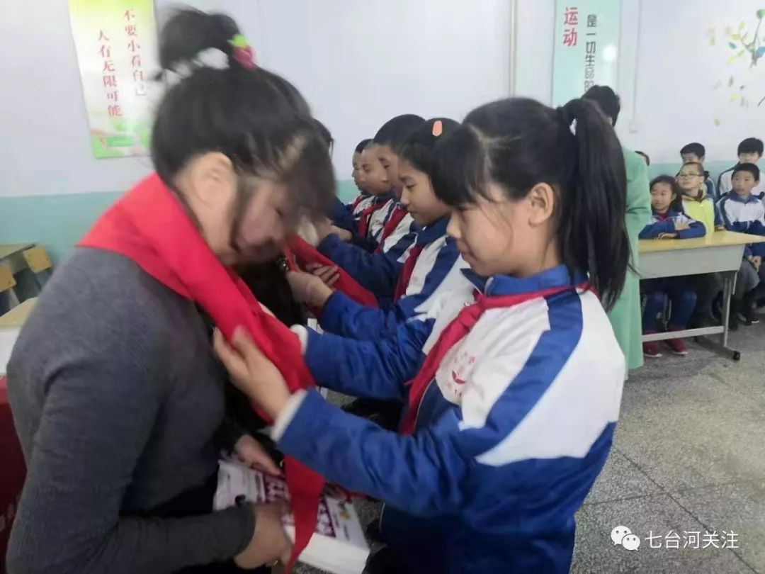 七台河电商人为龙湖矿龙兴学校捐赠7000元图书，设立爱心图书角