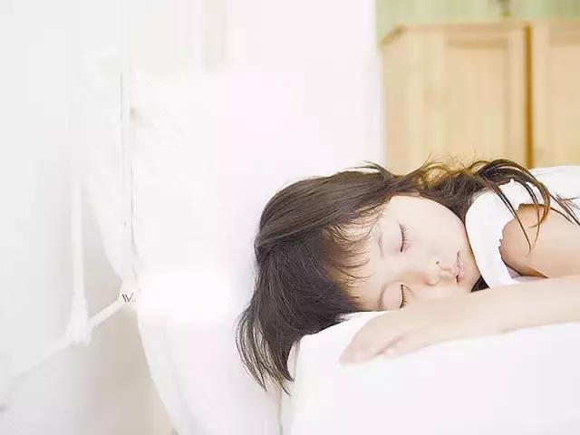 幼儿园小朋友长期晚睡有啥后果,别再让孩子熬夜学习了