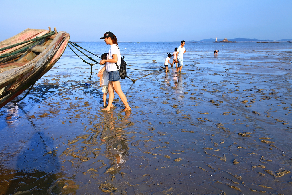 大连游玩抓螃蟹,小众海边亲子游赶海抓螃蟹