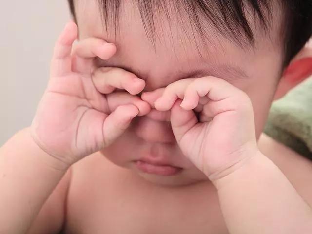 宝宝脚趾甲长到肉里怎么办,宝宝的脚趾总是弯着