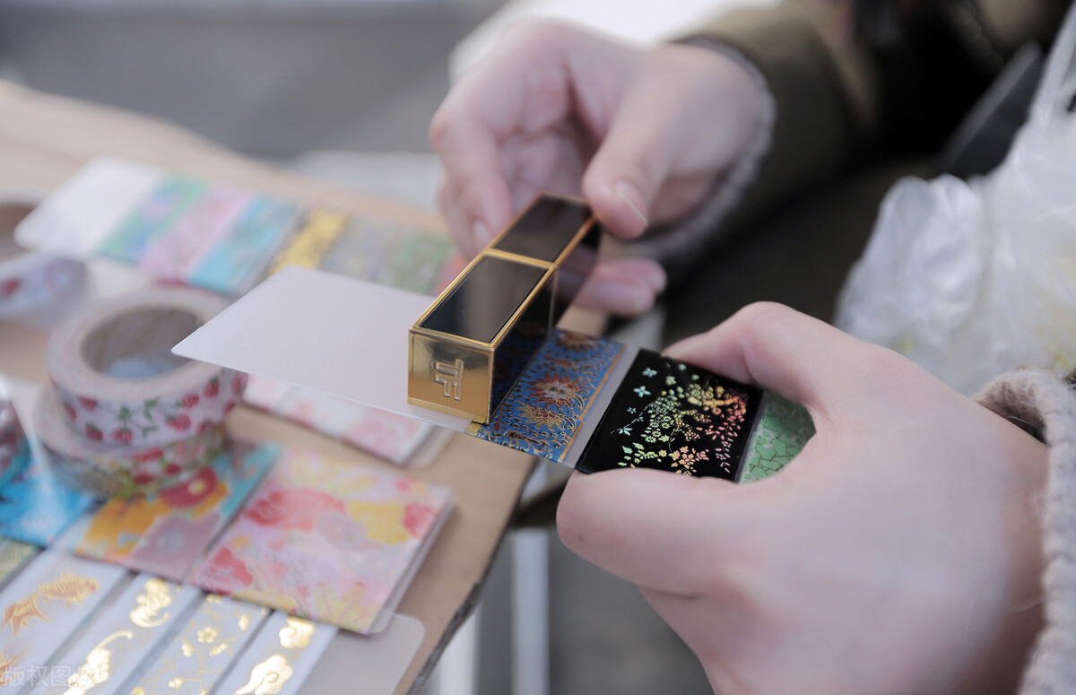 小伙子摆地摊卖玩具一年赚了80w,小伙东莞摆摊卖小吃一个上午收入