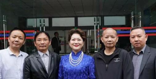 曾身价218亿、送员工430套房，倾家破产后众筹治病，今东山再起