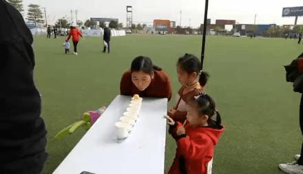 全家人一起欢欢喜喜过大年,所有人一起跨年狂欢