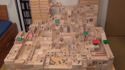 如何同时玩300颗弹珠？盖一座3米高的弹珠城堡就好了