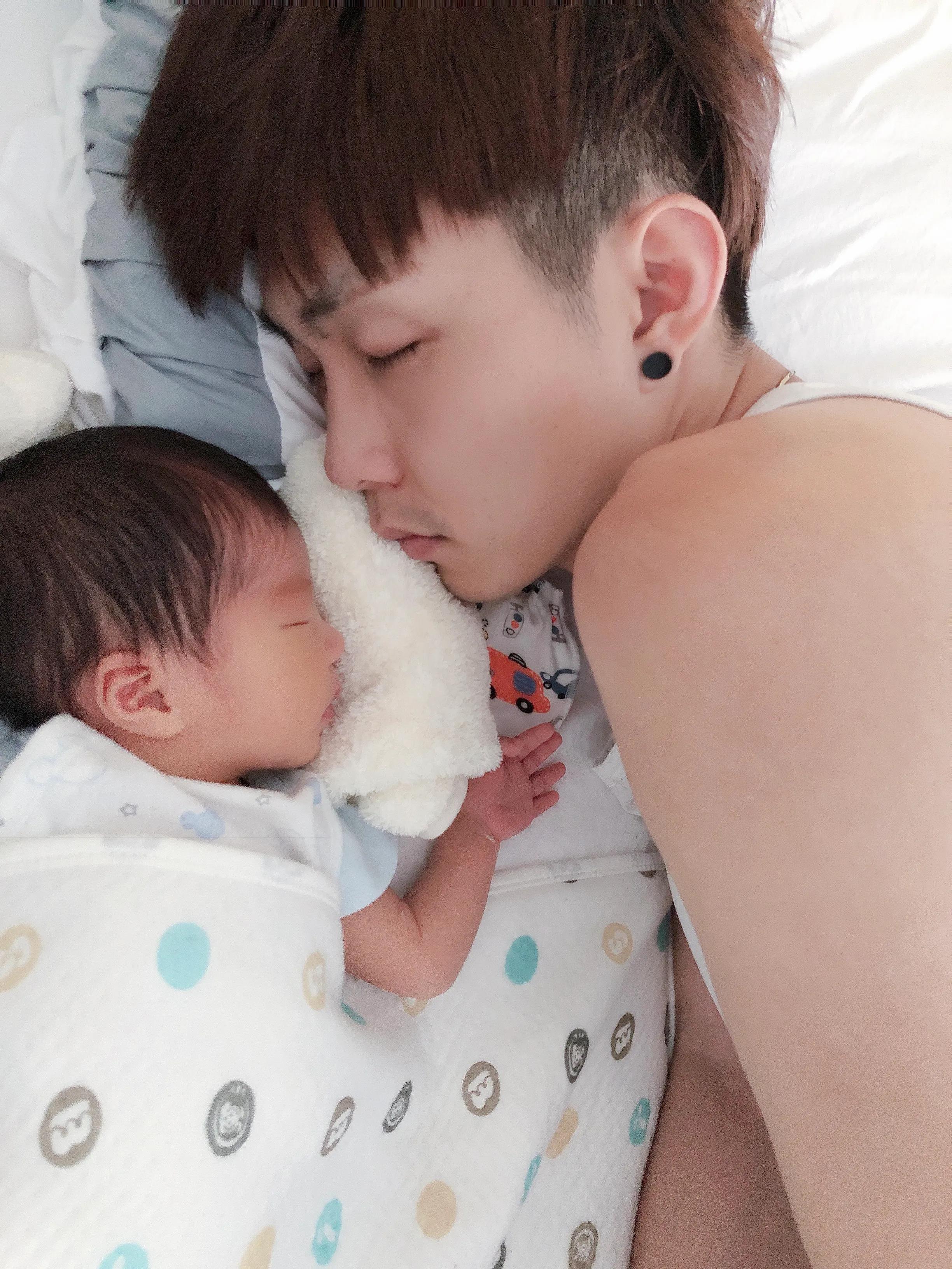 3个月宝宝睡觉落地醒怎么办,婴儿落地醒一放下就醒怎么改善