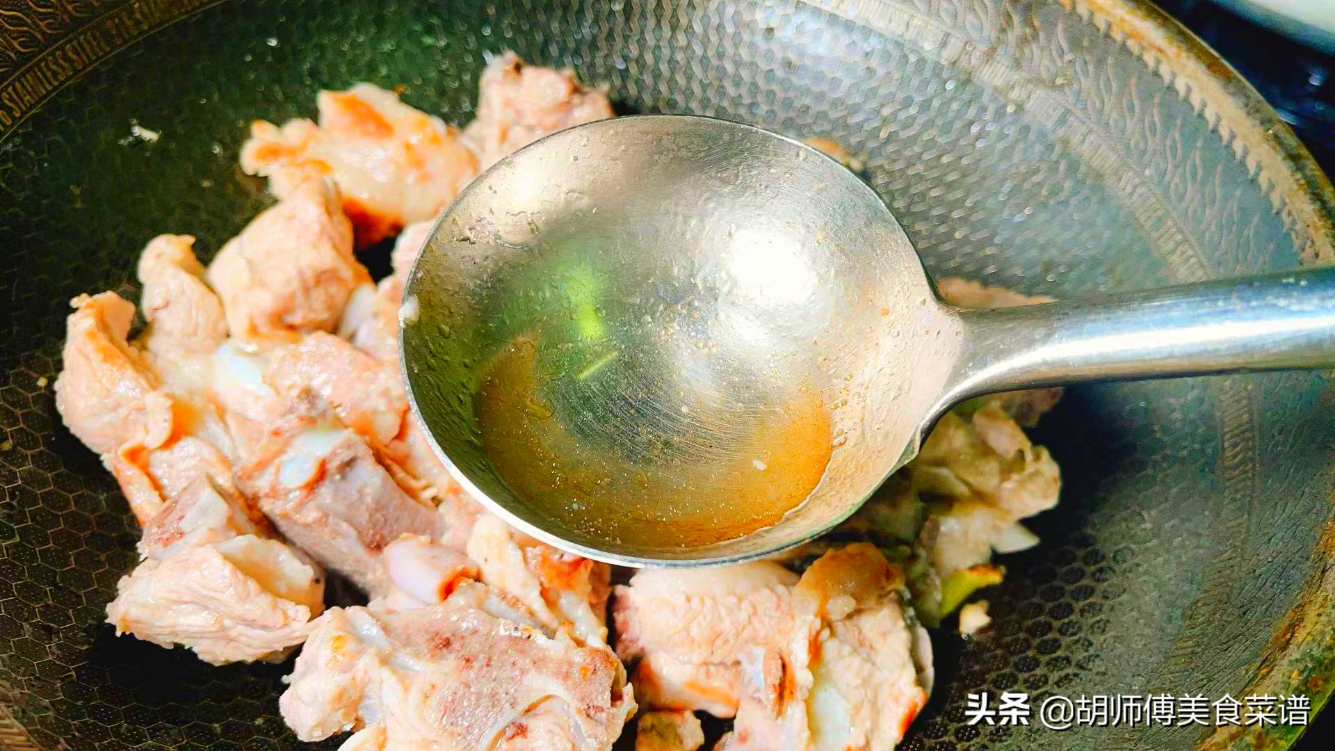 炖排骨先炒葱姜汤不白,炖排骨有人先焯水