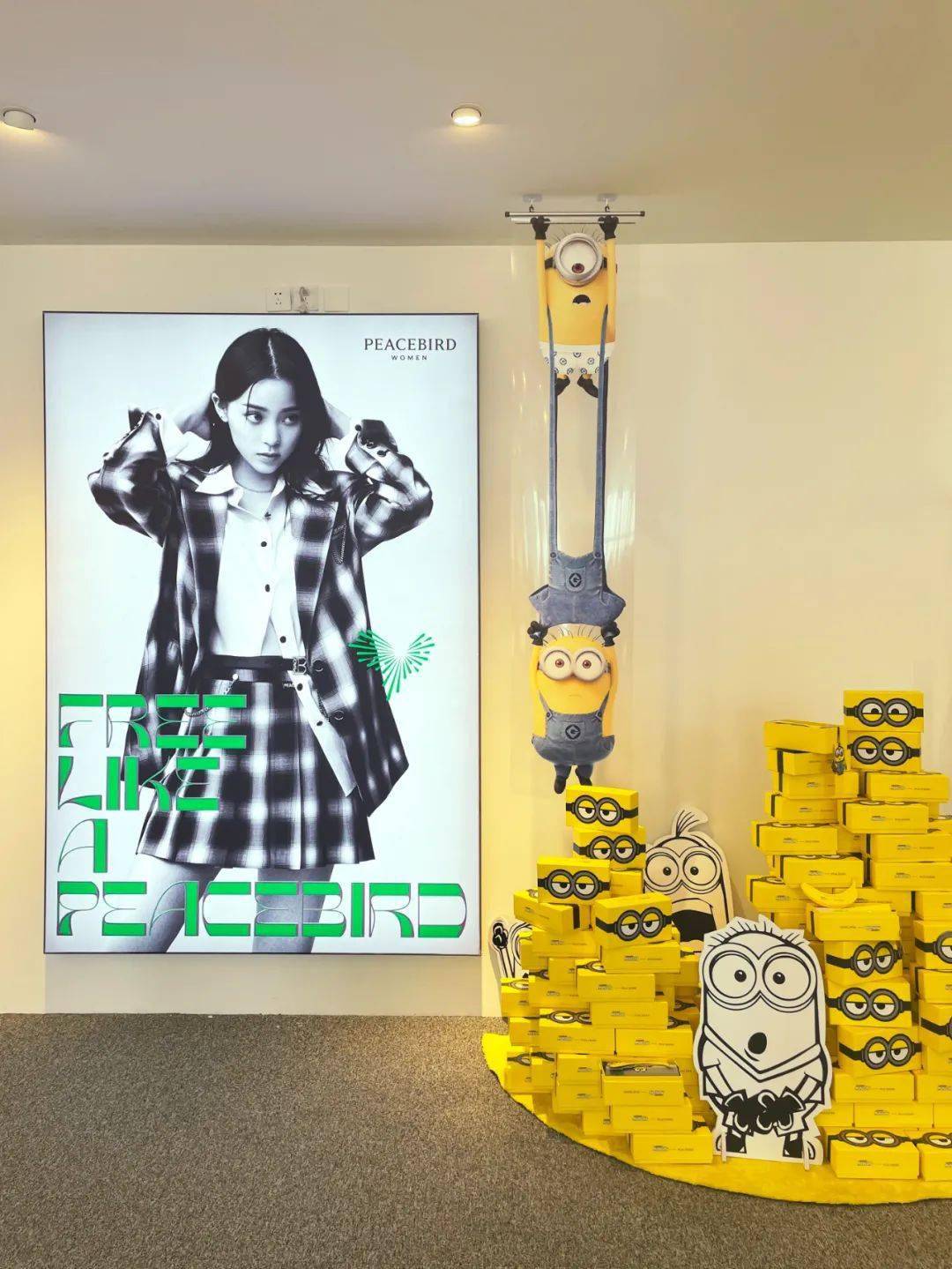 献礼影片《革命者》《1921》上映、菲拉格慕发布2021冬季系列...