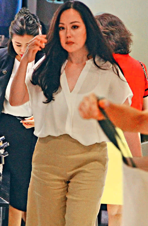 她甩掉钟镇涛，一次交往5个外籍男友，背着上亿钞票行走江湖